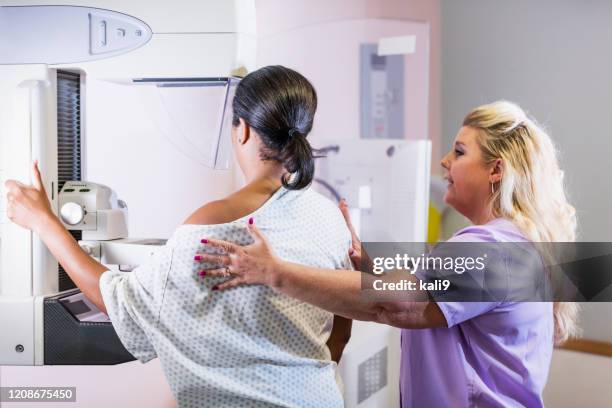 afroamerikanische frau bekommt ein mammogramm - mammographie stock-fotos und bilder