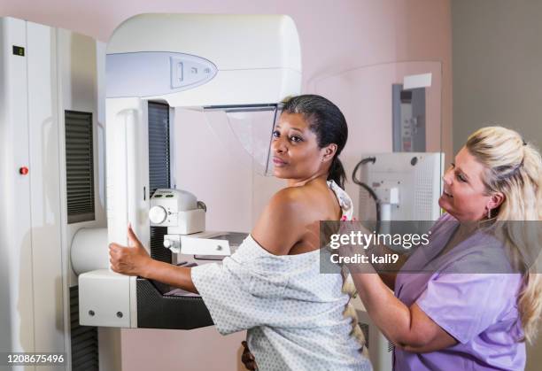 afroamerikanische frau bekommt ein mammogramm - mammografie stock-fotos und bilder