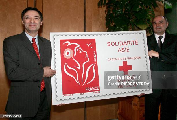 Le ministre de l'Industrie Patrick Devedjian présente au côté de Jean-Paul Bailly, président de La Poste, le 07 janvier 2005 au ministère à Paris, le...