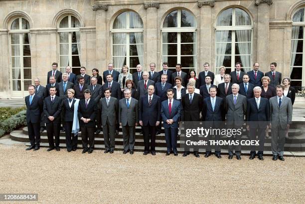 Les membres du gouvernement Raffarin III posent pour une photo de famille, le 02 avril 2004 au Palais de l'Elysée à Paris, à l'issue de leur premier...