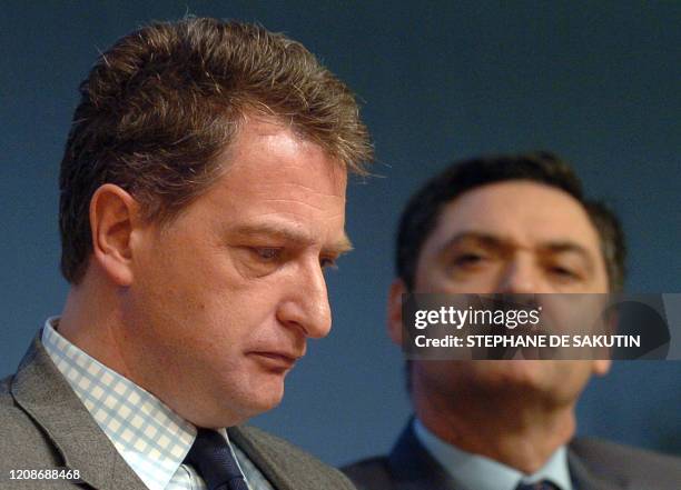 Hervé Gaymard , ministre de l'Economie et des Finances, et Patrick Devedjian ministre délégué à l'Industrie assistent, le 08 février 2005 au...