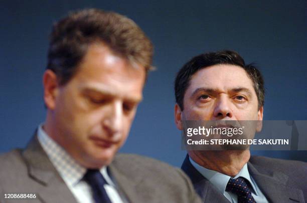 Hervé Gaymard , ministre de l'Economie et des Finances, et Patrick Devedjian ministre délégué à l'Industrie assistent, le 08 février 2005 au...