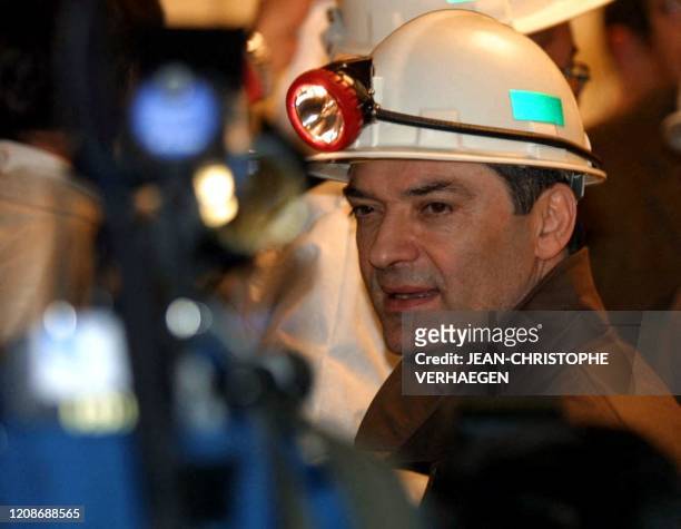 Le ministre délégué à l'Industrie Patrick Devedjian s'apprête à descendre dans la mine de La Houve, dernière mine de charbon encore en activité en...