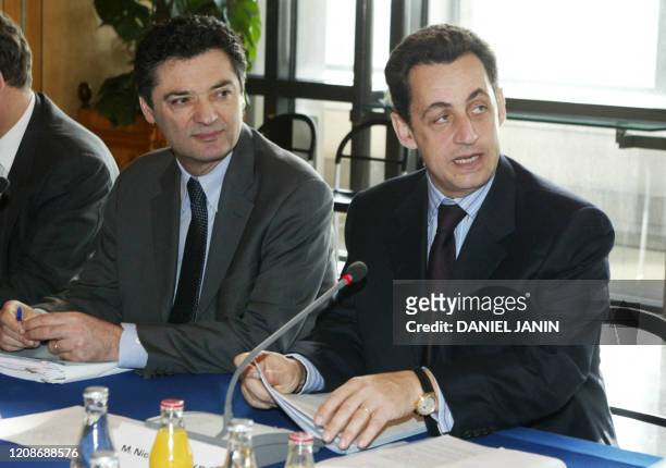 Le ministre des Finances Nicolas Sarkozy et le ministre délégué à l'Industrie Patrick Devedjian s'entretiennent avec les syndicats d'EDF-GDF, le 13...