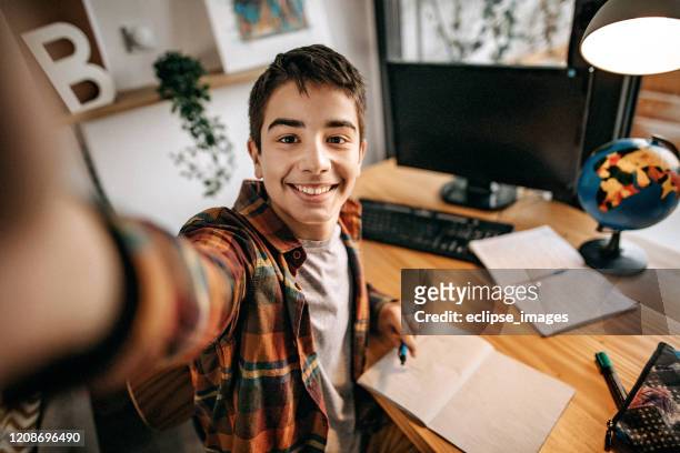 私は勉強しています - adolescents selfie ストックフォトと画像