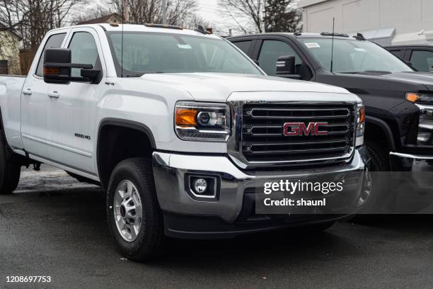 2020 gmc 2500 pickup truck - grille fotografías e imágenes de stock