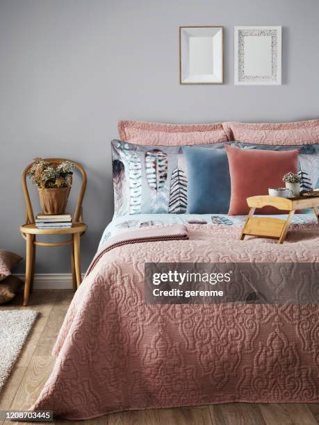 schlafzimmer - breakfast in bed tray stock-fotos und bilder