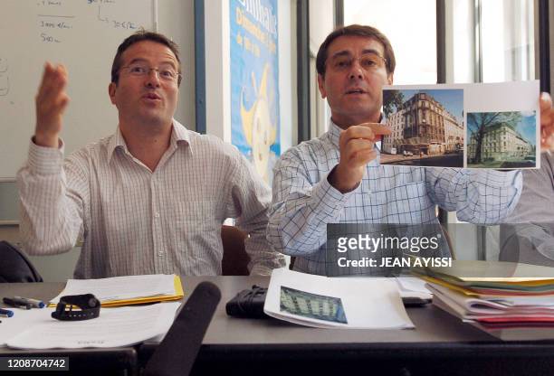 Le président d'Emmaüs France Martin Hirsch et le directeur de France Euro Habitat Jean-Pierre Tourbin, présentent des photos d'immeubles en bon état...