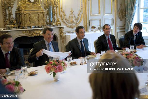 Le Président Nicolas Sarkozy , le ministre de l'Education Xavier Darcos et le Haut Commissaire aux Solidarités actives contre la pauvreté Martin...