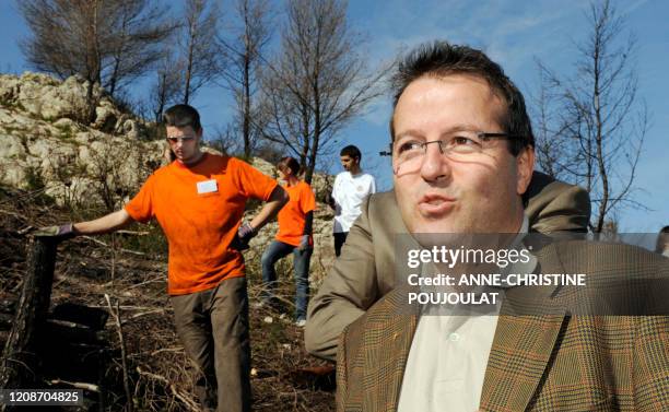 Martin Hirsch , président de la future Agence du service civique observe des jeunes en service civique en plein travail, le 02 avril 2010 à...