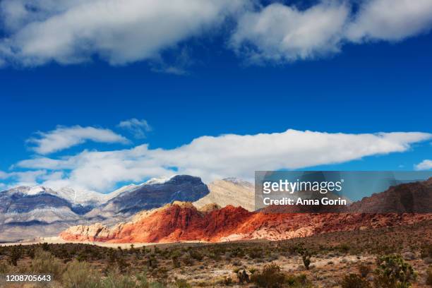 dusting of snow on mountains at red rock canyon outside las vegas, nevada, in winter - red rocks bildbanksfoton och bilder