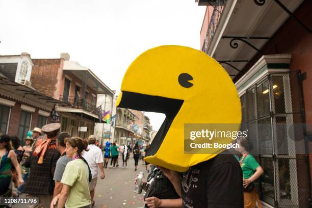 uomo vestito in costume da uomo pac per il martedì grasso nel quartiere francese di new orleans - pac man foto e immagini stock