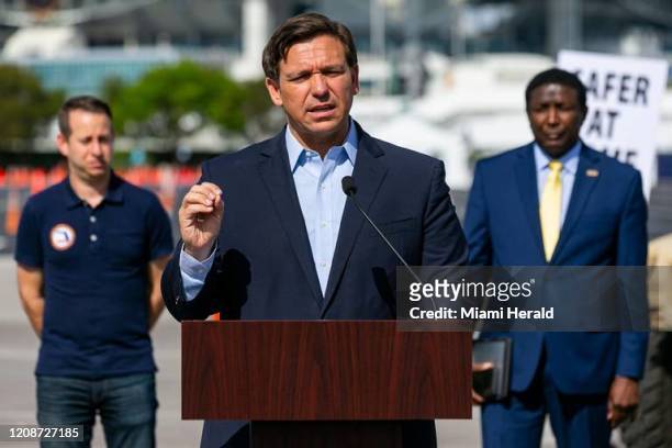 El gobernador de Florida, Ron DeSantis, habla en una conferencia de prensa el 30 de marzo de 2020 cerca del Hard Rock Stadium.