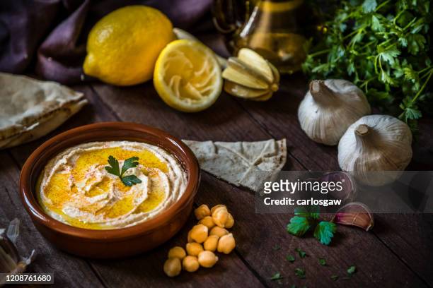 hausgemachter hummus - libanon stock-fotos und bilder