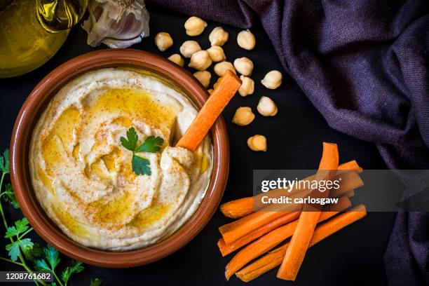 hummus caseiro com palitos de cenoura - hummus - fotografias e filmes do acervo