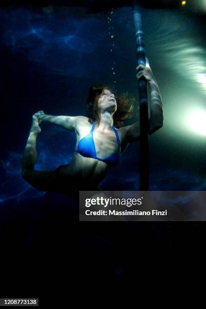 underwater pole dance - pole dance stock pictures, royalty-free photos & images
