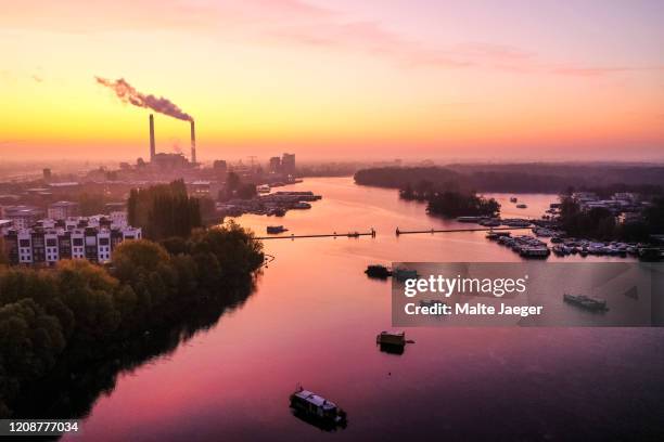 river spree, rummelsburger see, berlin - central-eléctrica-a-gas fotografías e imágenes de stock