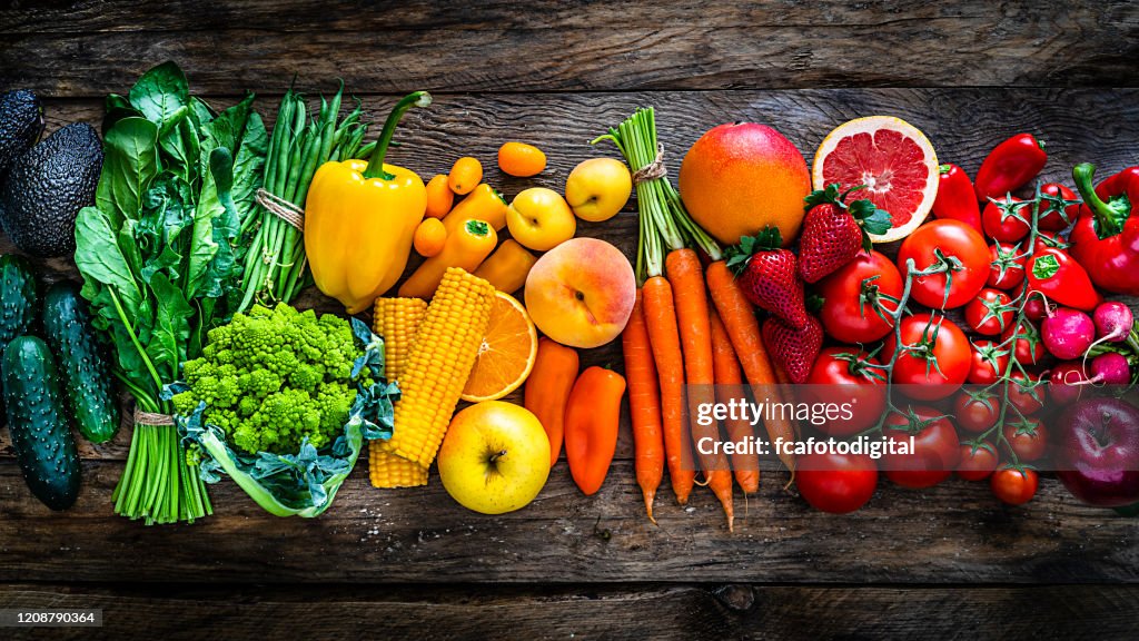 Sano fresco arcobaleno colorato frutta e verdura in fila