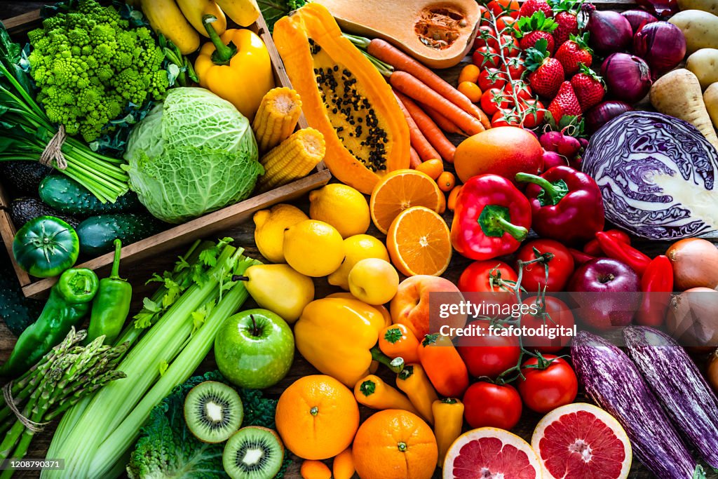 Gesunde frische Regenbogen gefärbt Obst und Gemüse Hintergrund