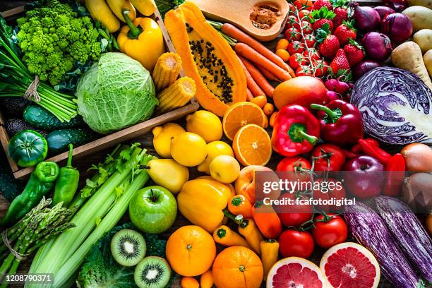 gezonde verse regenboog gekleurde vruchten en groentenachtergrond - health food stockfoto's en -beelden