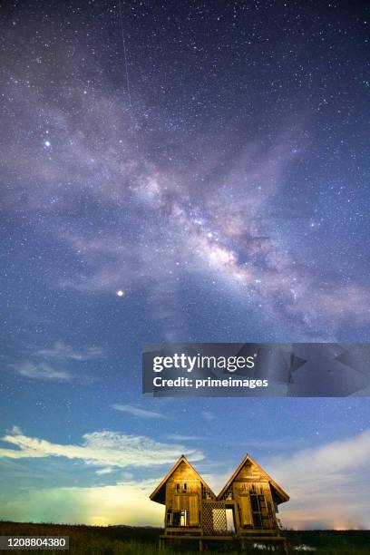 szene der milchstraße nachthimmel und wiese reisfeld hintergrund phatthalung provinz, thailand - phatthalung province stock-fotos und bilder