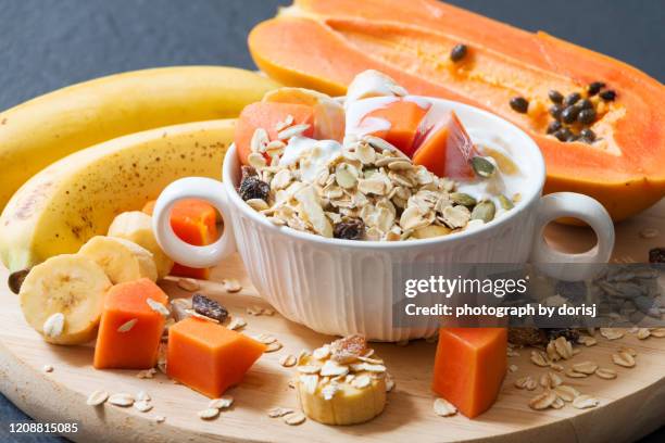 granola fruit yogurt for breakfast - papaye photos et images de collection