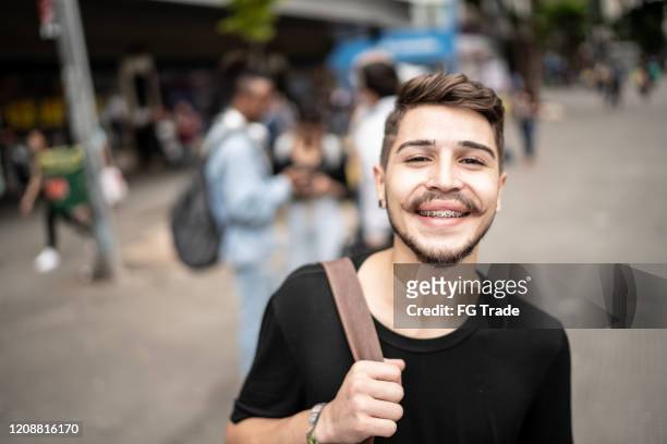 路上での学生の若い男の肖像画 - braces man ストックフォトと画像