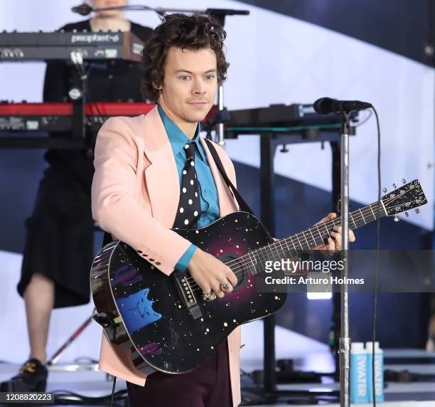 Harry Styles Concert Photos and Premium High Res Pictures - Getty Images