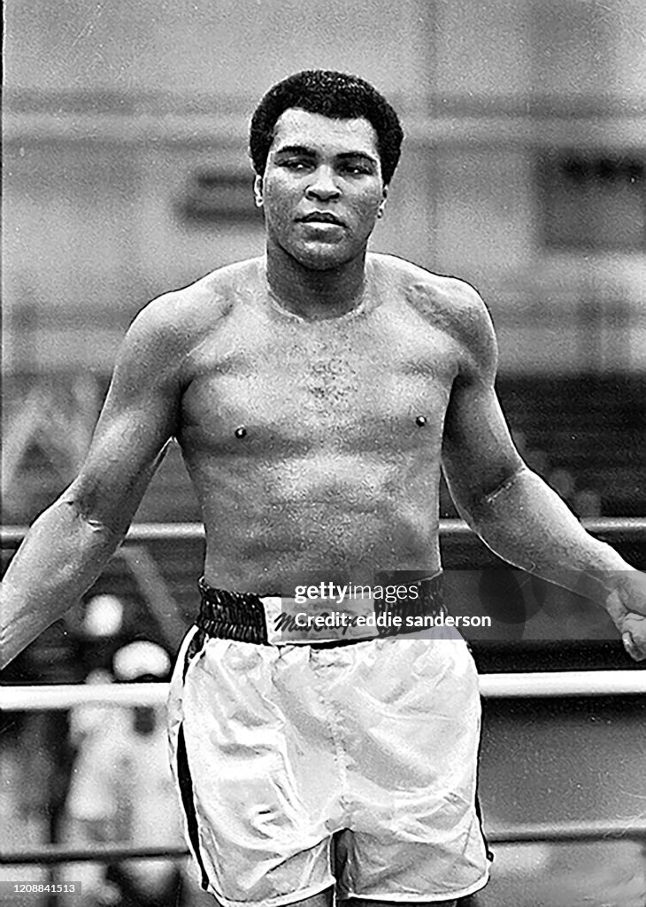 Ali R Rng Boxing champion and legend Muhammad Ali in the ring during training ...