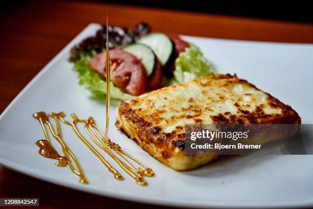 saganaki, greek food on location at a restaurant - feta stock-fotos und bilder