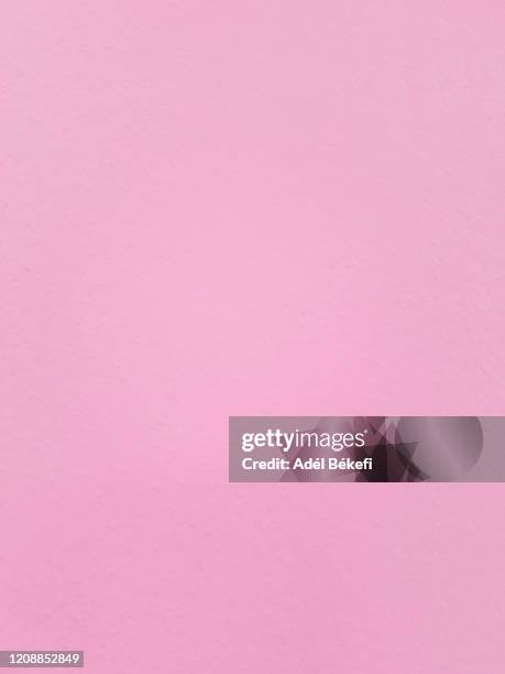 pink wall - roze achtergrond stockfoto's en -beelden