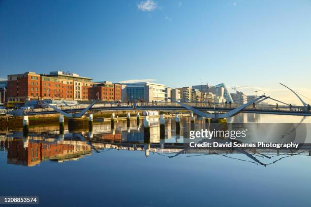 the dublin docklands on a sunny morning in dublin, ireland - ponte samuel beckett - fotografias e filmes do acervo