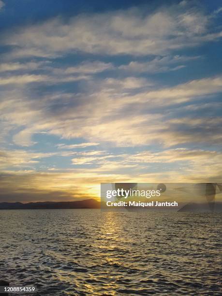 pôr do sol na beira-mar norte em florianópolis - pôr do sol 個照片及圖片檔