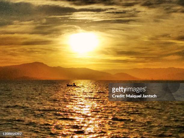 pôr do sol na beira-mar em florianópolis - pôr do sol 個照片及圖片檔