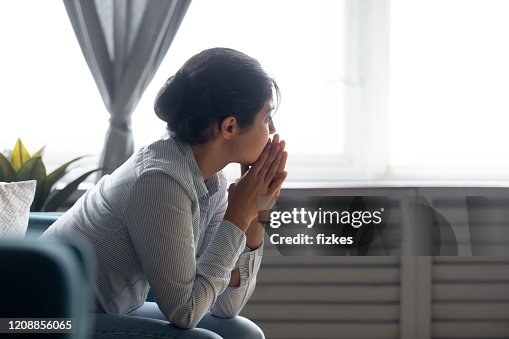 Fille indienne pensive perdue dans les pensées souffrant de dépression Fille indienne pensive perdue dans les pensées souffrant de dépression