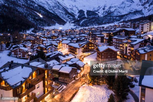 twilight over the famous saas fee village in the alps in canton valais, switzerland in winter - valais canton photos et images de collection