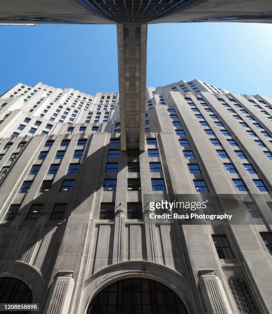 elevated passageway or sky bridge connecting the former metropolitan life north building, eleven madison avenue and the metropolitan life insurance company tower at madison square park in manhattan, new york city - metropolitan life insurance company tower stockfoto's en -beelden