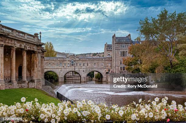 pulteney bridge and surrounding area - bath inglaterra - fotografias e filmes do acervo