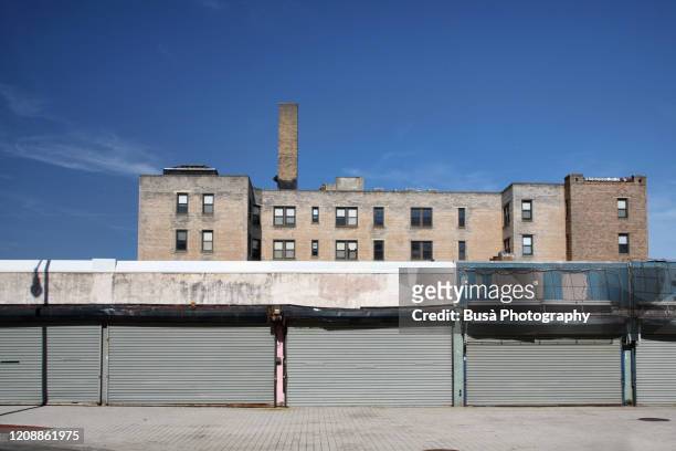 shut down store fronts in queens, new york city - ghost town stock pictures, royalty-free photos & images