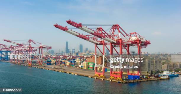 cranes in container port of kaohsiung, taiwan - kaohsiung stock pictures, royalty-free photos & images