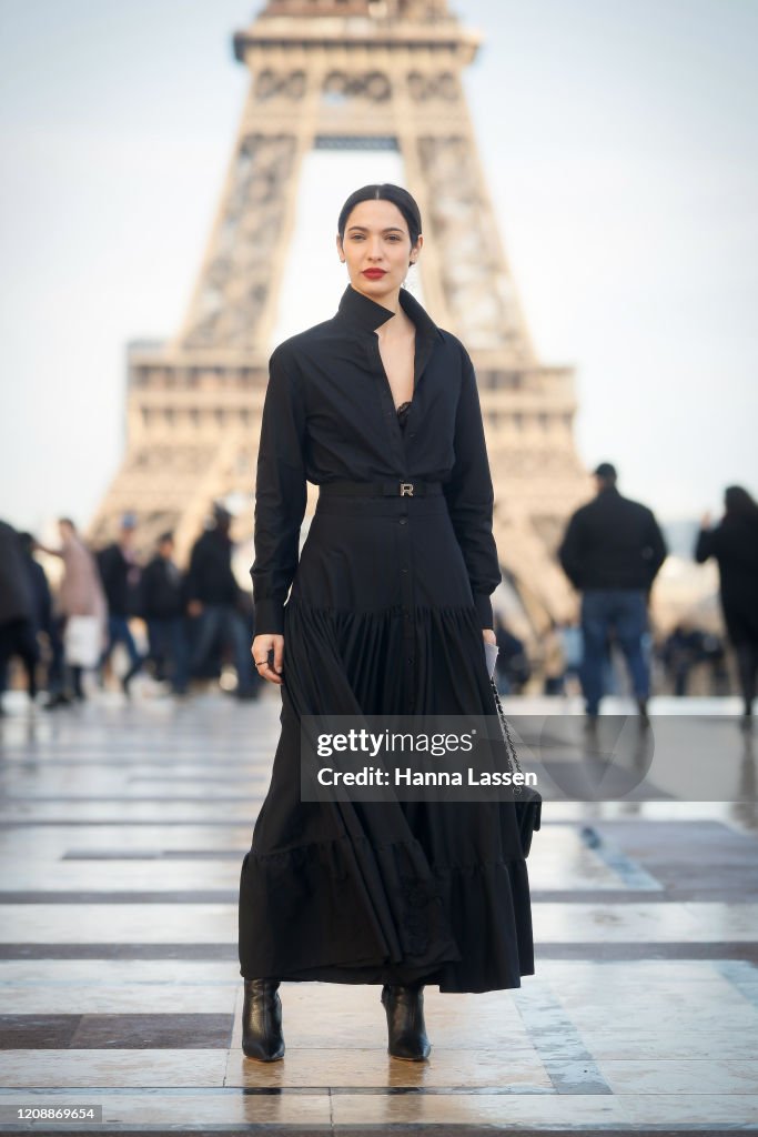 Street Style  - Paris Fashion Week - Womenswear Fall/Winter 2020/2021 : Day Three