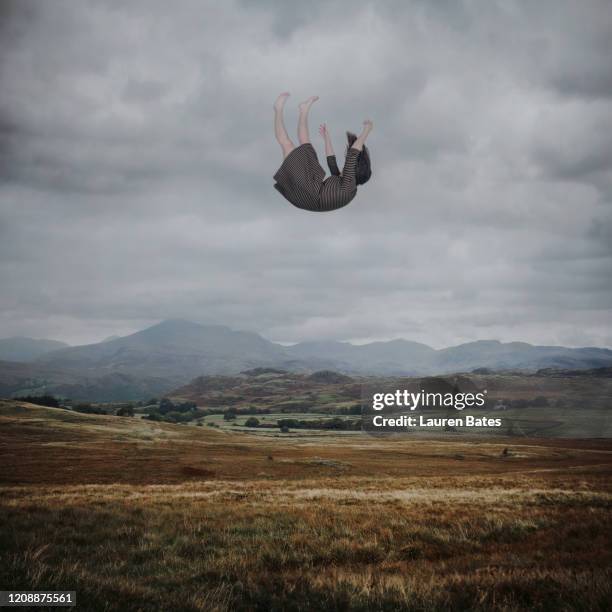 falling woman nightmare - vertige photos et images de collection