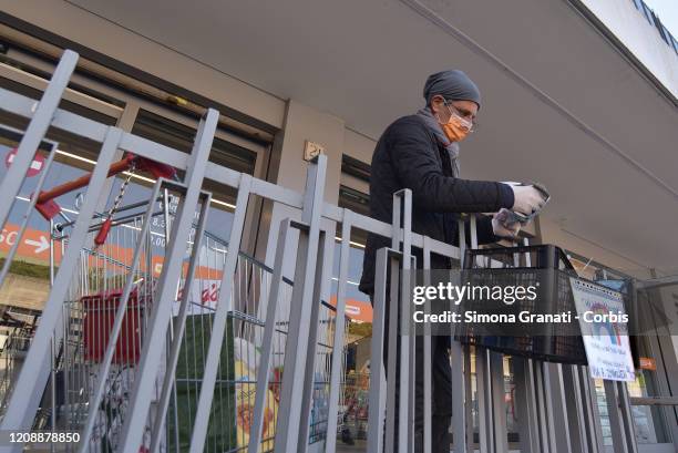 Group of supportive citizens who sign #Unamanosolidale has put boxes in various streets in the neighborhoods of Rome's southeast to collect food for...