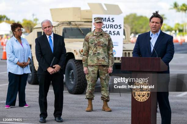 El gobernador de Florida, Ron DeSantis habla durante una conferencia de prensa en un centro de pruebas de COVID-19 cerca de un estacionamiento del...