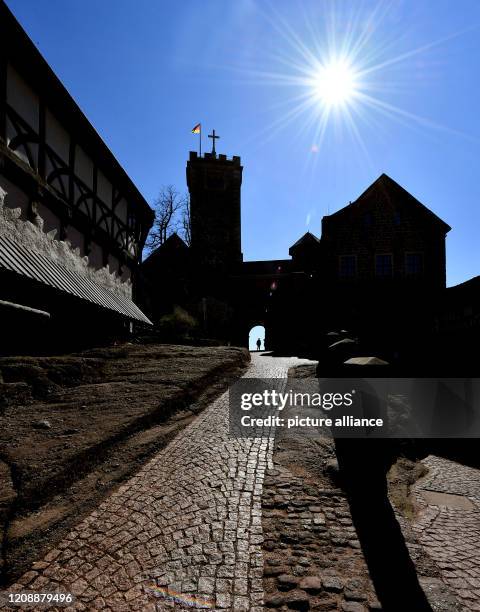 April 2020, Thuringia, Eisenach: The sun shines from the blue sky above the almost deserted Wartburg Castle. In the fight against the coronavirus...