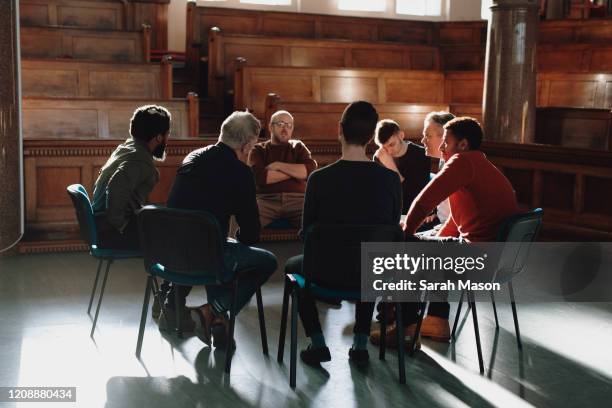 group of men, seated in therapy session - grupo de hombres fotografías e imágenes de stock