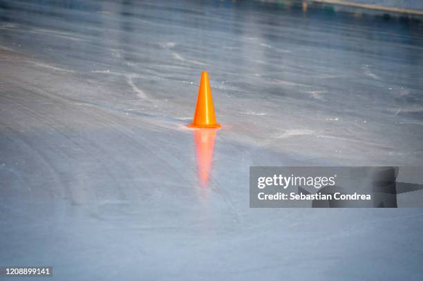 sing ice background.ice rink. - indoor ice rink stock pictures, royalty-free photos & images