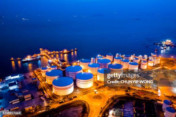 olietank in hong kong - hong kong harbour stockfoto's en -beelden