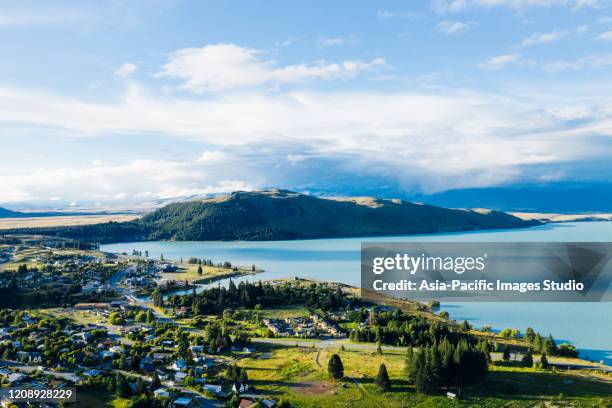 veduta aerea del lago tekapo, nuova zelanda. - christchurch foto e immagini stock