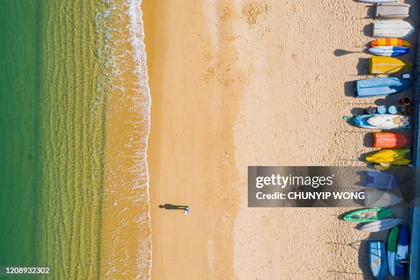 blick auf bunte boote am sandstrand in cheung chau, hongkong - boat top view stock-fotos und bilder